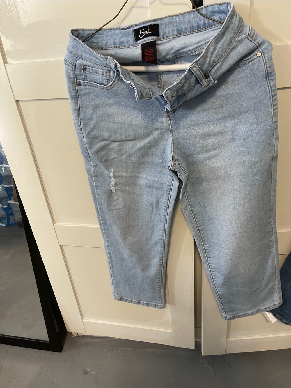 easel Light Blue Cropped Ankle Jeans